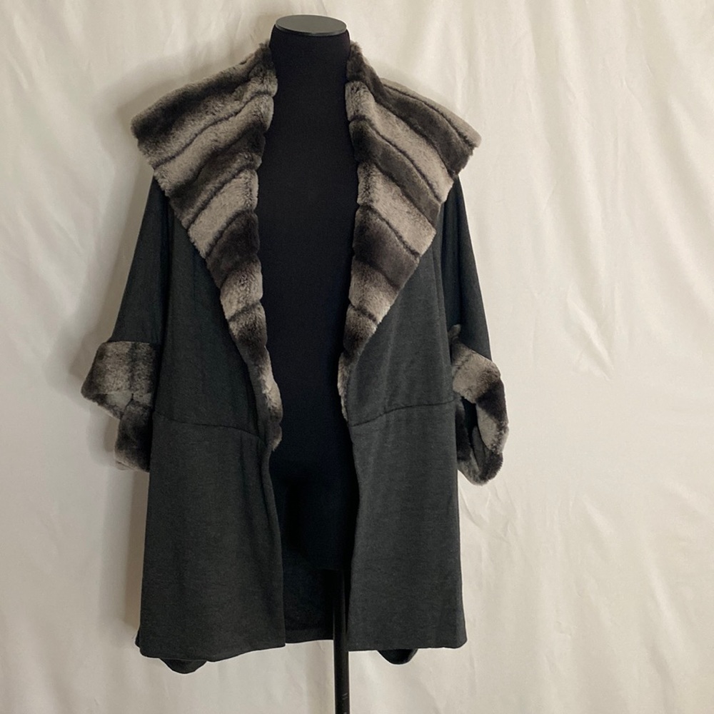 Carmen Marc Valvo Women’s Charcoal Cape with Faux Fur collar. Size XL. NWT.